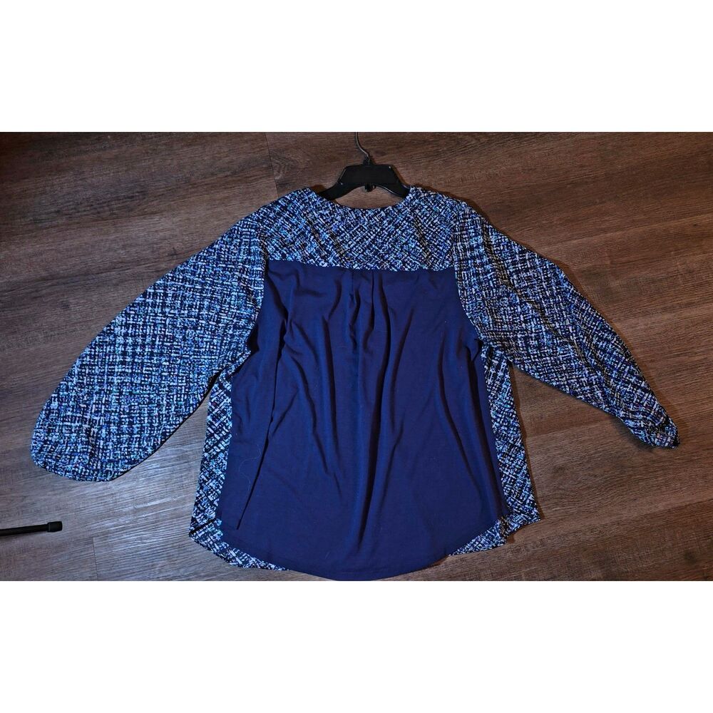 Apt. 9 Women’s Plus Size Navy Blue Abstract Mixed Media V-Neck Blouse - Picture 2 of 4